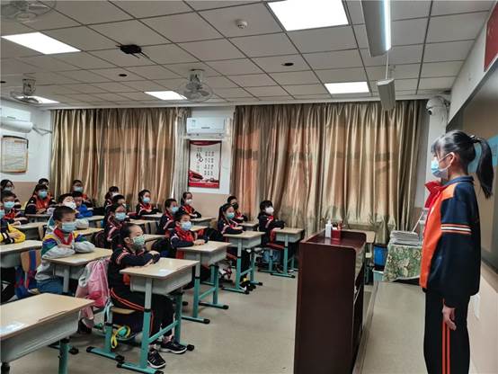 房间里有许多人
描述已自动生成